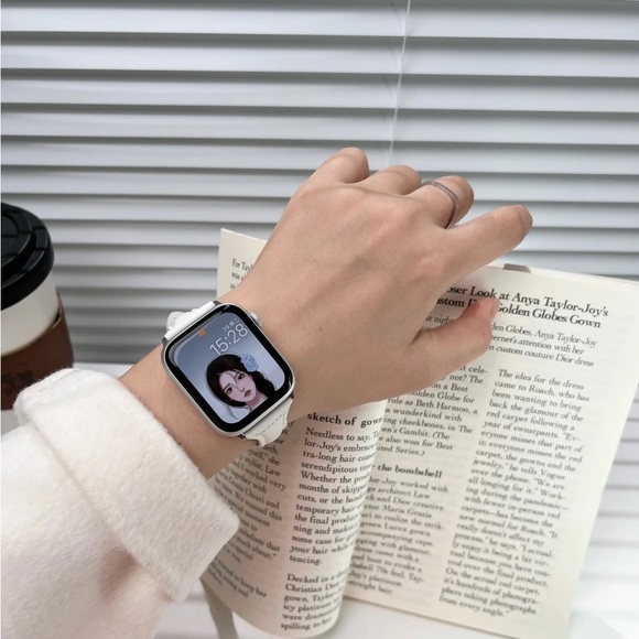 NEW[BAND] Slim White Strap Leather For Apple Watch - Picture 4 of 6
